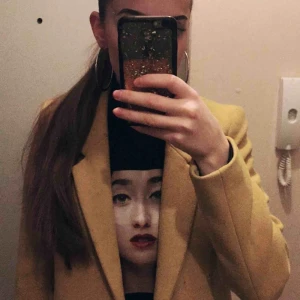  - Gul kappa/jacka. VERKLIGEN SÅ SNYGG, om du vill sticka ut med lite färg under vintern. Har en knapp framtill och två fickor. Snygg krage. Köpte den för 900kr. Frakt ingår i priset💗