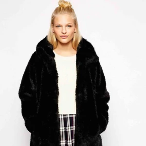  - Superfin fuskpälsjacka med luva. Använd en gång. Nypris 900 kr. Jättesnygg på, men jag har en liknande jag använder mer. Varm och go. 