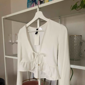  - Oanvänd topp med trumpetärmar. Frakt tillkommer