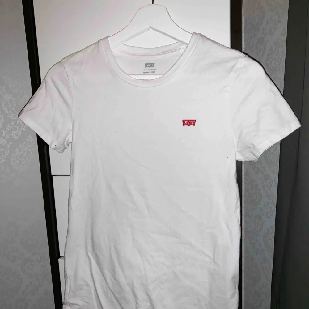 T-shirt från Levis. Använd en gång så den är som ny. Storlek: XS. Pris: 120 kr eller bud. Köparen står för frakten . T-shirts.