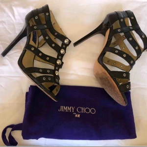  - Från designsamarbetet H&M Jimmy Choo.