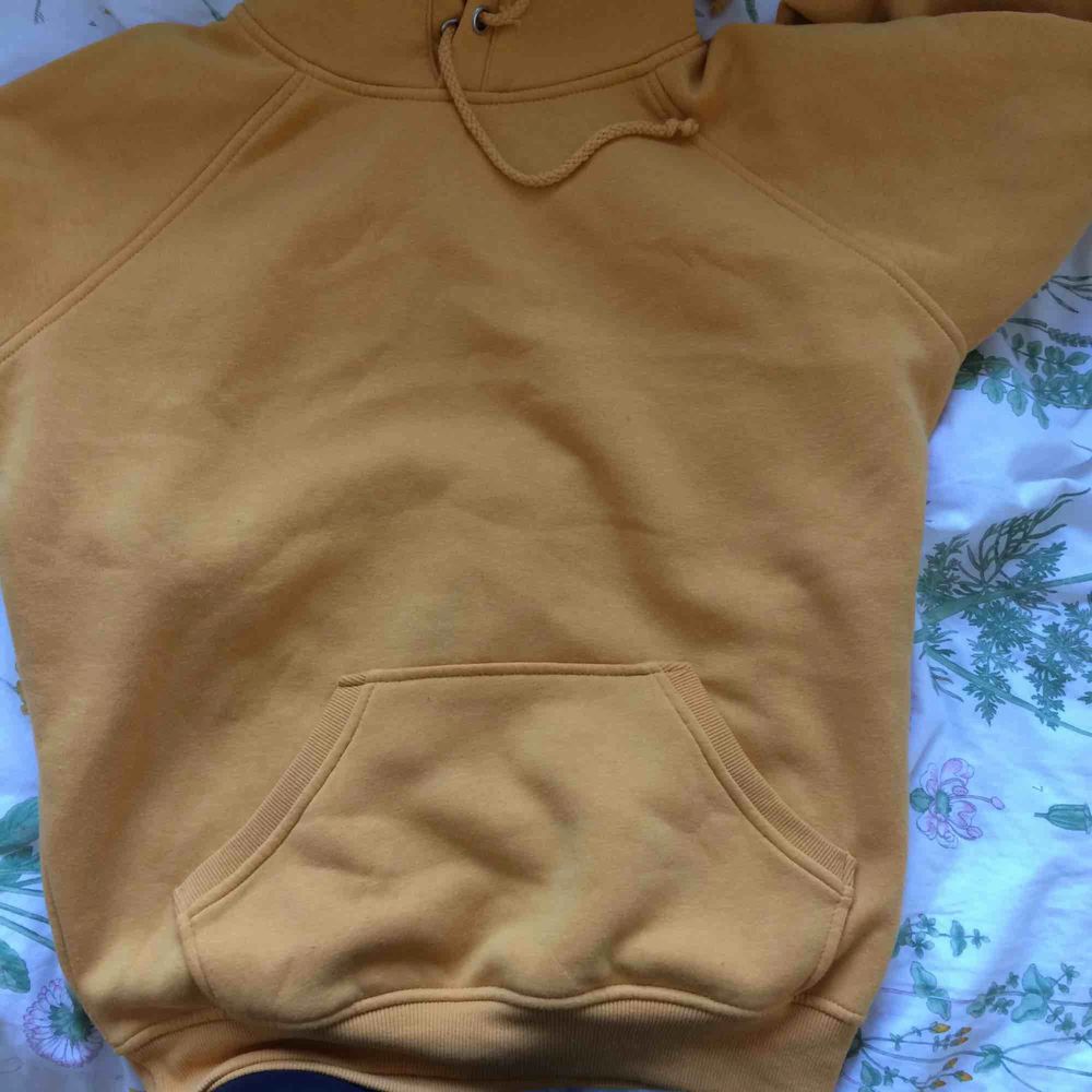 Gul hoodie från bikbok! Köparen står för frakt:). Huvtröjor & Träningströjor.