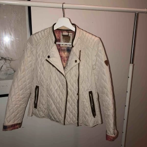  - Jacka i creme färg