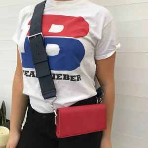  - Justin Bieber merch köpt under Purpose Tour i Milano 2017. T-shirten är använd ett fåtal gånger och i gott skick. På framsidan står det ”TEAM BIEBER”. Köparen står för frakt ✨