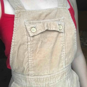  - Ett par jättecoola hängselbyxor, dom går ut och blir väldigt bredda i slutat av benen. Om jag som är 168 intr viker upp benen så hår jag på dom 🌻🌻