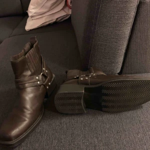  - Xsport skor, endast prövade, väldigt bra skick.  Ni står för frakt om vi inte möts upp!