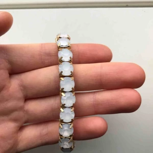  - Armband för 10kr (+frakt på 9kr)  Guldfärgad med ljusrosa stenar 