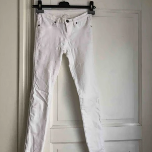  - Ett par basic snygga, vita byxor