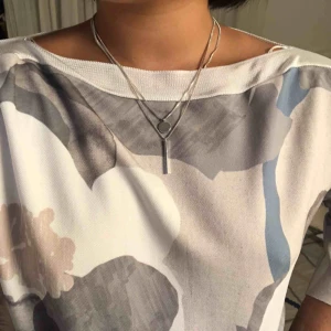  - • abstrakt mönstrad tröja • litet märke från att en tråd lossnat lite, knappt synbart (se bild)