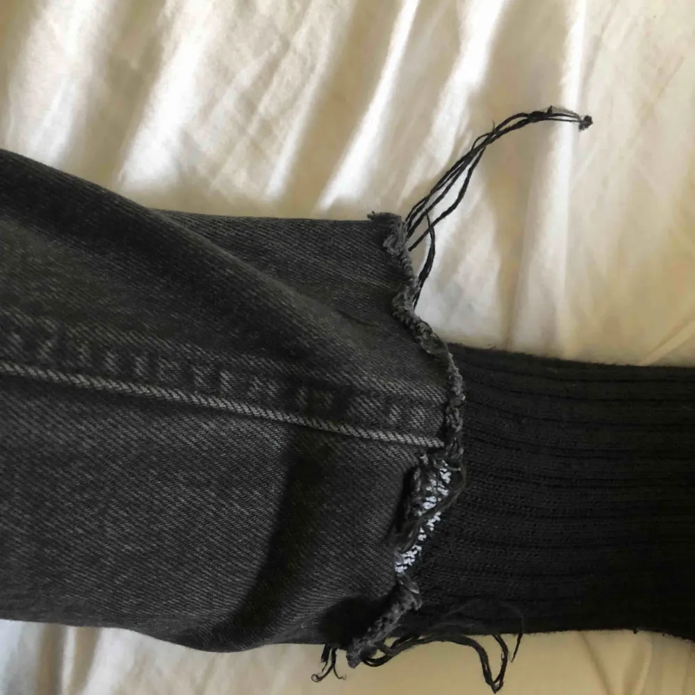 Urtvättade svarta mom jeans från Pull & Bear i storlek 34 men funkar bättre som 36. Möts upp i Stockholm eller köparen står för frakt. Jeans & Byxor.