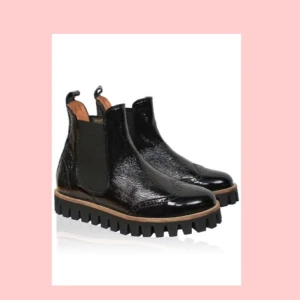  - ”GANNI Erin Cracked”. Höstsko från GANNI i lack med ”traktorsula”. Väldigt sparsamt använda, nästan i nyskick. Nypris 3250kr. 