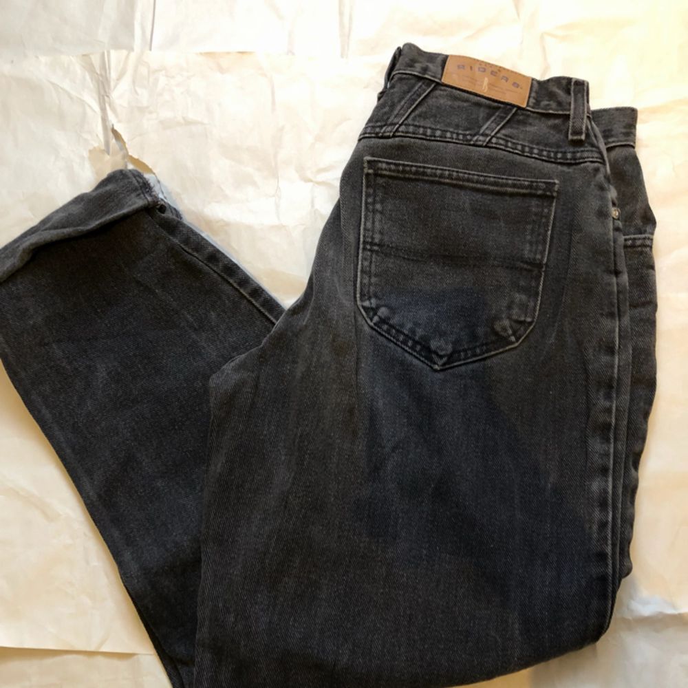 perfekta svarta jeans som är extremt | Plick Second Hand