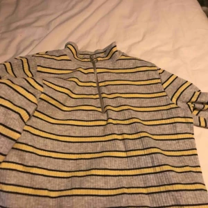  - as snygg tröja med en krage som går att dra ned med dragkedja. älskar så otroligt mycket, men kommer inte till användning. köpt i london🌞