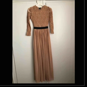  - Balklänning/långklänning  Använd endast en gång, ny skick, väldigt fin är i small men passar bra som M också.  Ny pris 1480 kr Nu pris 600 kr 