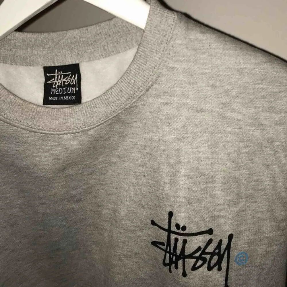 Stüssy logo sweatshirt!💗 💗Condition 10/10 💗Aldrig använd  💗Medium i herrstorlek. Hoodies.