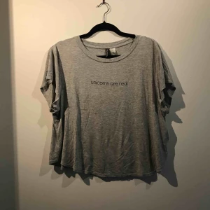  - Säljer en t-shirt från H&M i storlek L. Priset är inklusive frakt