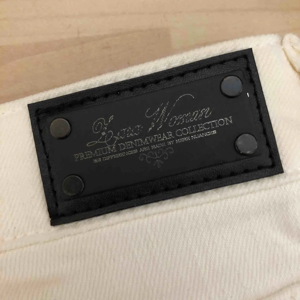 Snygga vita jeansshorts med svarta dekorativ från Zara. Använda enstaka gånger - i nyskick. 🌿. Shorts.