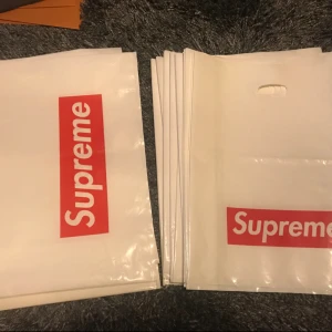 Supreme påse - 30 per styck, stora på vänster och small på höger, finns hämta i Alvik. Kan även skicka via post. 