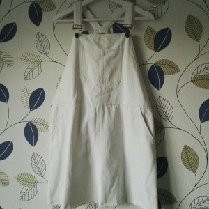  - Hängsleklänning i vit denim från Pimkie (beställd från Asos). Rå kant nertill. Skitfin, men passar inte mig. Storlek 14 i UK size som motsvarar 42 i EU storlek. Dock liten i storleken! Passar bättre på någon med 38-40 skulle jag säga. Matchas fördelaktligen med en färgglad polotröja (typ orange) eller annan topp under! 