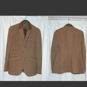  - Brun tweedkavaj från Ralph Lauren, storlek 4 vilket motsvarar 36. Krage i mocka. Nypris ca 5000:-. Tyvärr för stor för mig så använd 1-2 gånger och därmed i fint skick. Kan mötas upp i Stockholm, Uppsala eller Gävle. 