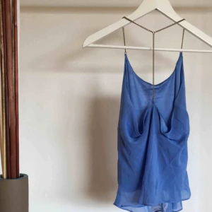  - Linne från BikBok med snygg kedjedetelj. Sparsamt använt ändats lite slitningar i kedjan på färgen. Köparen står för frakt :)