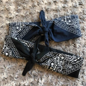  - 2st bandana i färgerna svart och marinblå. DEN SVARTA ÄR SÅLD! Säljer för 25kr+ frakt (det är samma storlek bara att jag vikt de på olika sätt)