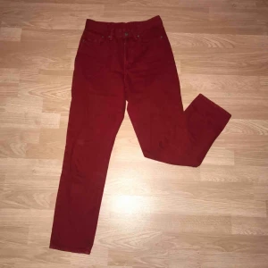  - Supersnygga jeans från h&m, använda endast ett fåtal gånger. 🔥 Köparen står för frakt! 