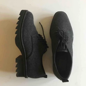  - Fina loafers/finskor från Zara. Knappt använda! Grått filttyg. Strl 37