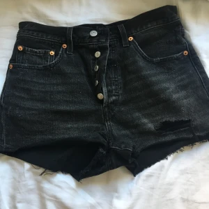  - Levis shorts som är för små för mig, aldrig använda 