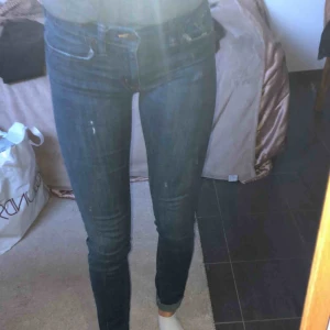  - Snygga mörkblå jeans med lite slitningar från Denim & Supply Ralph Lauren. Modell Low Slim.