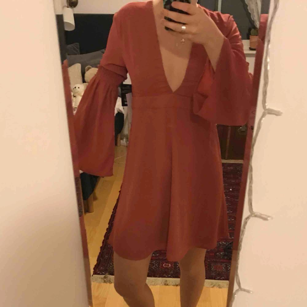 mörkrosa fin klänning från NLY TREND som aldrig kommit till användning!  (observera att den är lite stor för mig på bilden) fraktkostnad tillkommer💃🏽. Klänningar.