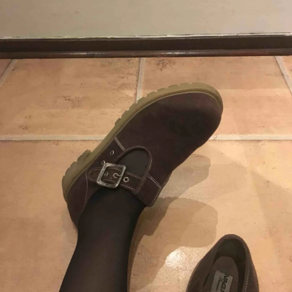 bruna canvas-skor med traktorsula från Vagabond. underbar modell och fint skick trots välanvända. fits true to size!. Skor.