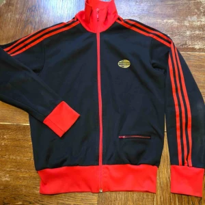  - Vintage adidas träningsjacka - 80-tal. Trevligt använt skick. Kan hämtas i Uppsala eller skickas mot fraktkostnad 