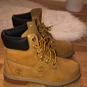  - De är använda endast en gång så de är i perfekt skick! Dom är stora i storleken så dom skulle passa en 37a. 