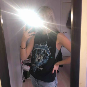  - Metallica linne från HM som använts bara en gång i storlek S. Själv bär jag storlek XS/S. Kan mötas upp i Skövde eller skicka där leveranskostnaden är 39kr