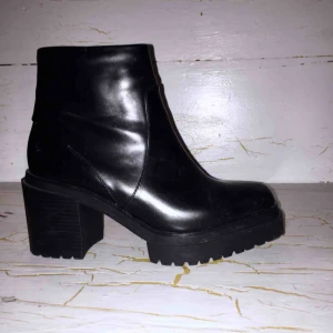  - Ursnygga boots från ZARA. I nytt skick, inte ingångna. 