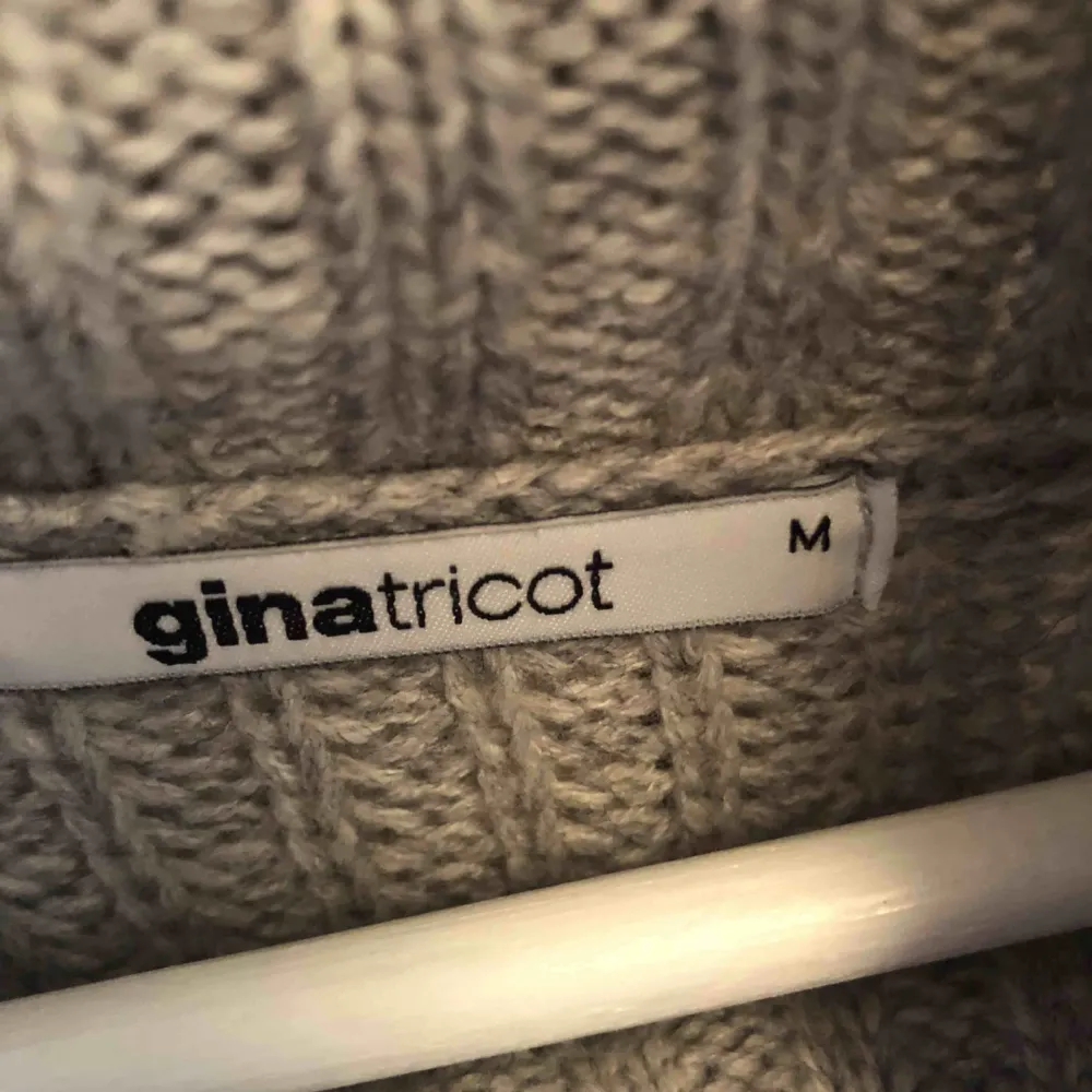 Stickad tröja från GinaTricot, använd en gång. Kan även användas som klänning . Stickat.
