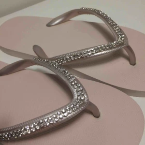  - Flippflopps med diamanter. Frakt tillkommer