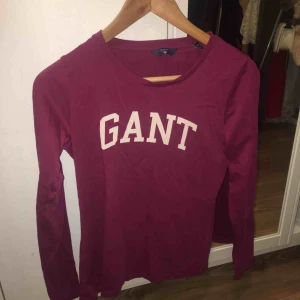  - Mörkrosa tröja med vitt gant tryck