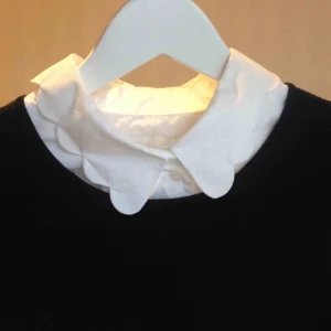  - Krage i bomull som man har under en tröja. Från COS.   Storlek XS-S men passar också M eftersom den är justerbar runt kroppen. Finns en annan variant också, se min andra annons.