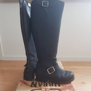  - Jonny bulls storlek 36, köpta för 1700. Inte mycket använda 