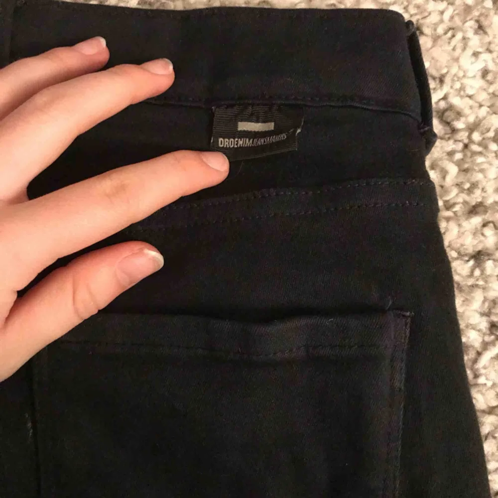 Säljer dessa dr denim jeans i strl XS! 180kr💖 svarta, slitna. Jeans & Byxor.