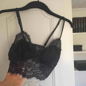  - JÄTTEFIN blå-grå bralette från Lindex by Ella M. Verkligen hur vacker som helst och säljer endast då den tyvärr är för liten för mig. Kanske använd 1 gång, nypris 250kr, kan mötas upp i Sthlm, frakt står köparen för💞