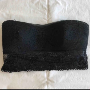  - Jättefin spets-bh från monki utan bygel. Knappt använd, superfint skick. Storlek S men relativt liten i storleken. Går att ha både utan axelband och med. Genomskinlig spets i ryggen och fodrad med ett lite tjockare svart tyd på framsidan. Frakt 18 kronor