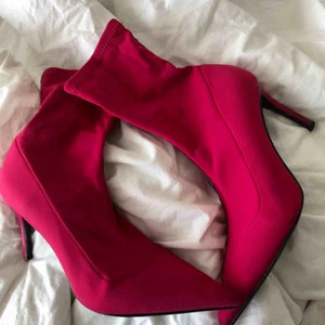  - Nästan helt oanvända klackar från MANGO.  