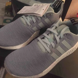  - Nya adidas nmd R2 i stl 38 (äkta)m tags & kartong  Nypris 1399kr Pris 750kr ej prutbart  Finns på Hägerstensåsen kan även skickas 58kr frakt 