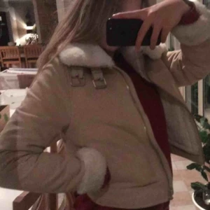  - Från H&M, superfint skick och jättevarmt! Frakt 80kr!