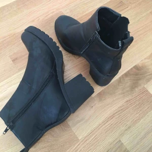  - Super fina och bekväma stövlar med klack! Bara använda några då gånger. Är i bra skick.    Har swish!  Kan frakta om köparen står för det. 