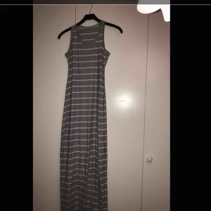  - Går ner till fötterna för mig som är 174 cm.  Köpare står för frakt. 