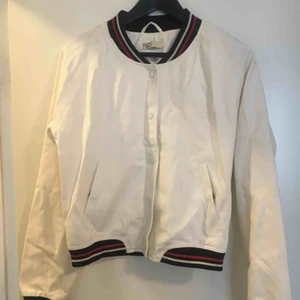  - Basebolljacka, vit. Klassisk. Aldrig använd. 